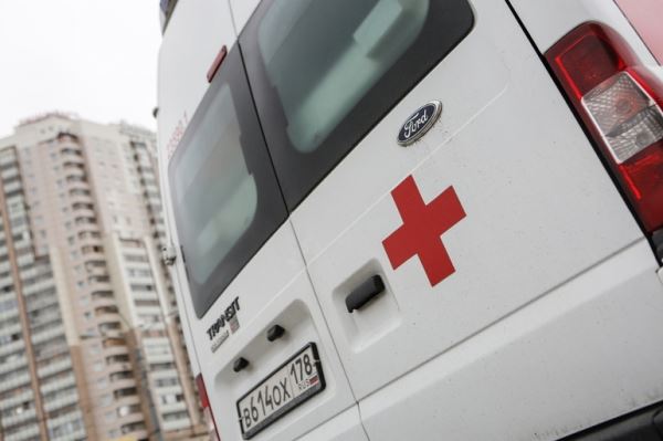 Девушка упала с четвёртого этажа на припаркованные автомобили в центре Петербурга