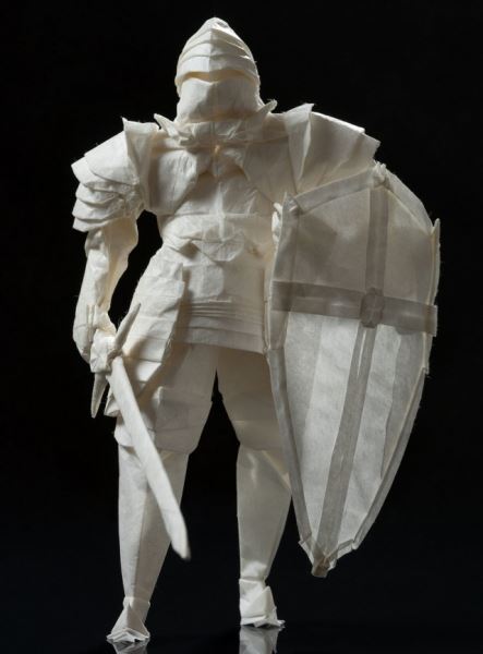 Оригами-рыцарь, вооружённый мечом и щитом, появляется из одного листа бумаги (6 фото + видео)