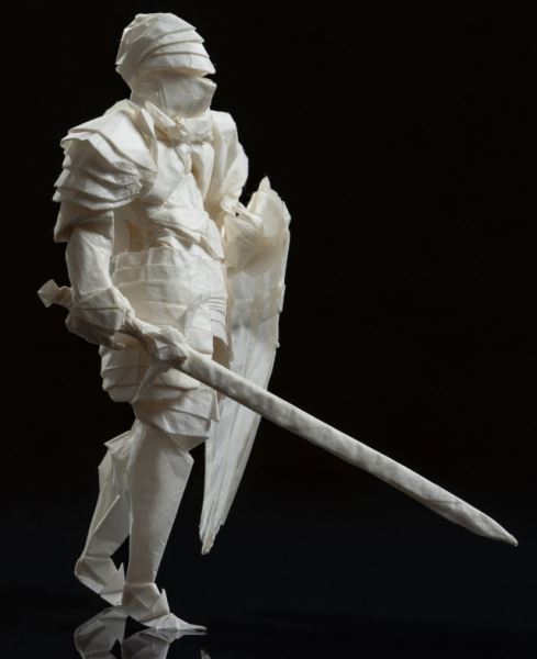 Оригами-рыцарь, вооружённый мечом и щитом, появляется из одного листа бумаги (6 фото + видео)